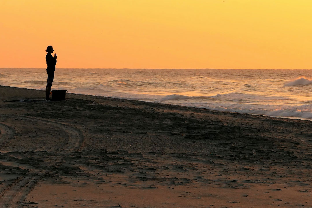 Person die am Strand steht