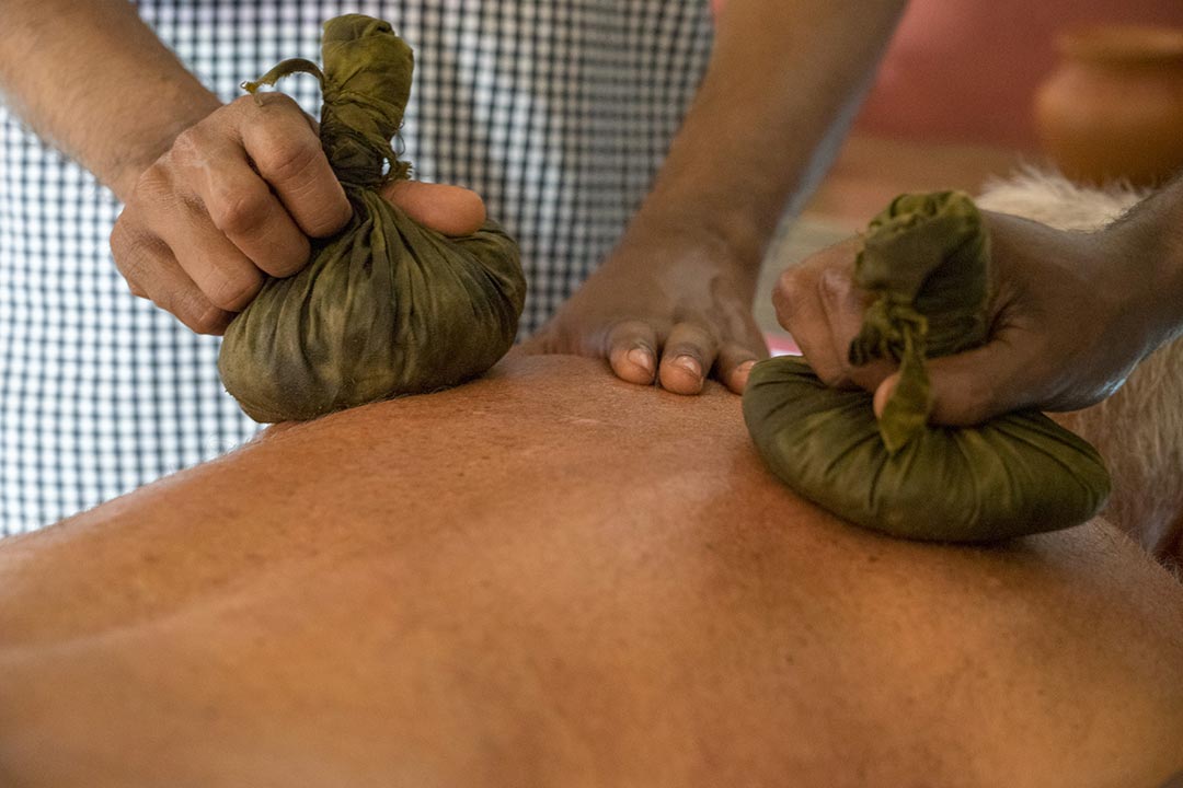 Ayurveda Therapeuten Kraeuterbeutel