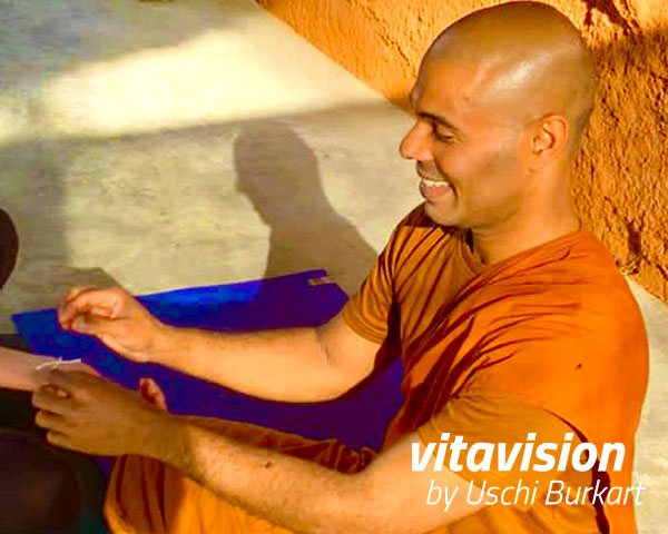 Yoga mit einem buddhistischen Mönch