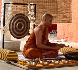 Buddhistischer Moench aus dem Sueden Sri Lankas 03