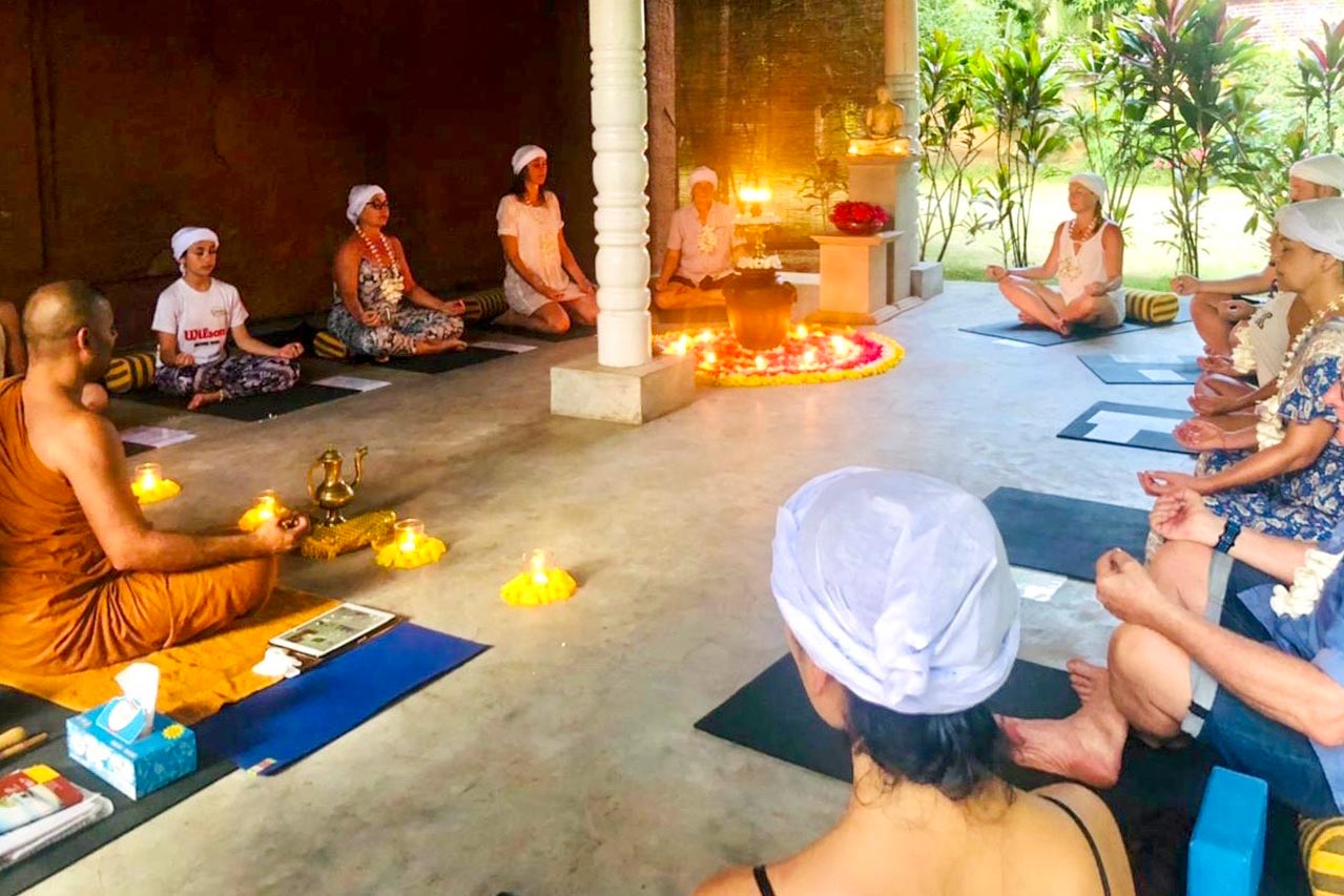 Taegliches Yoga mit einem buddhistischen Moench