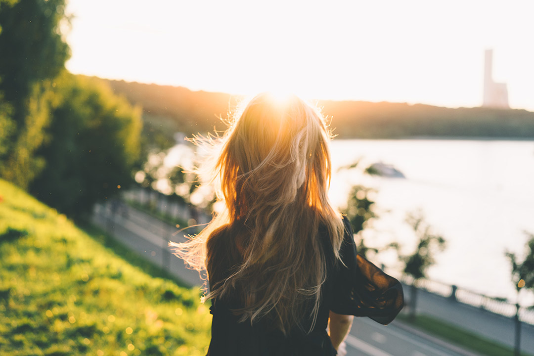 frau im sonnenschein