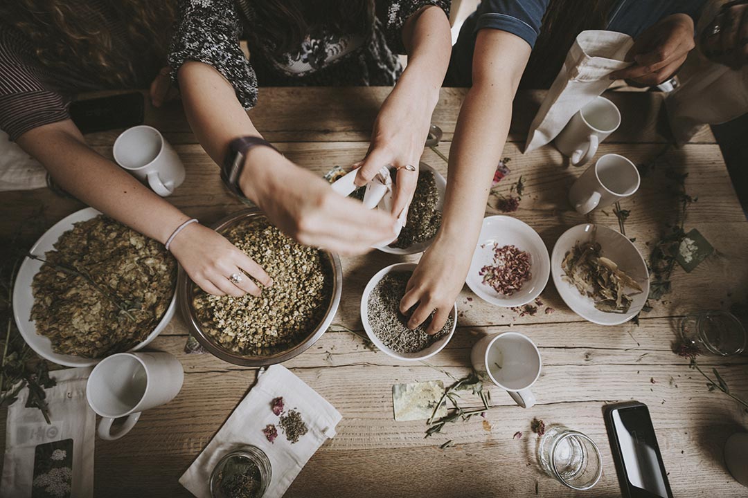 Homoeopathie Haende Tisch
