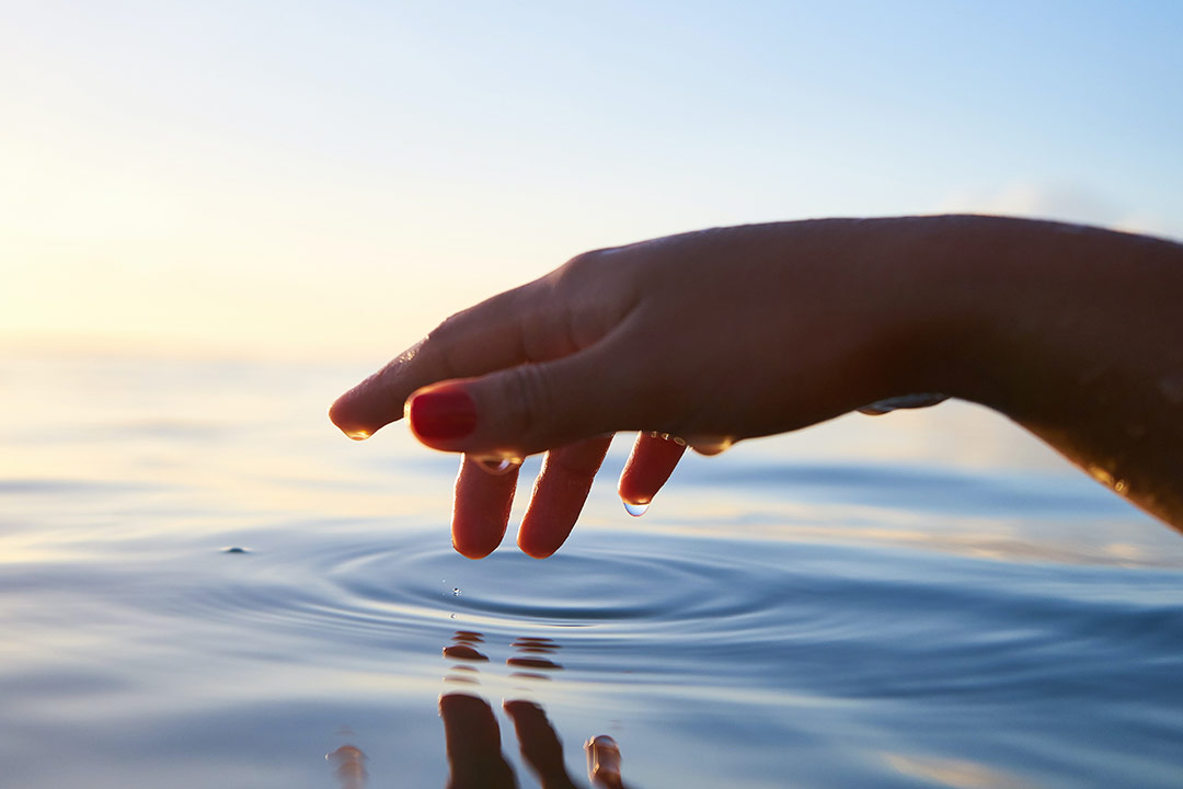 Hand auf Wasser
