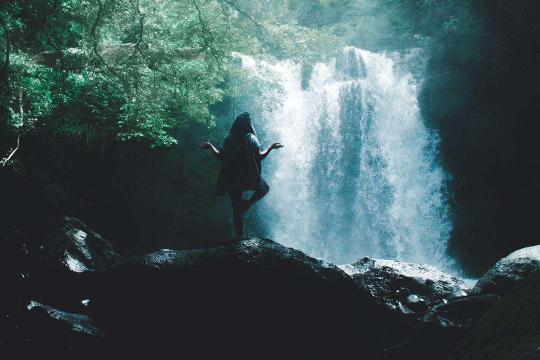 Person am Wasserfall