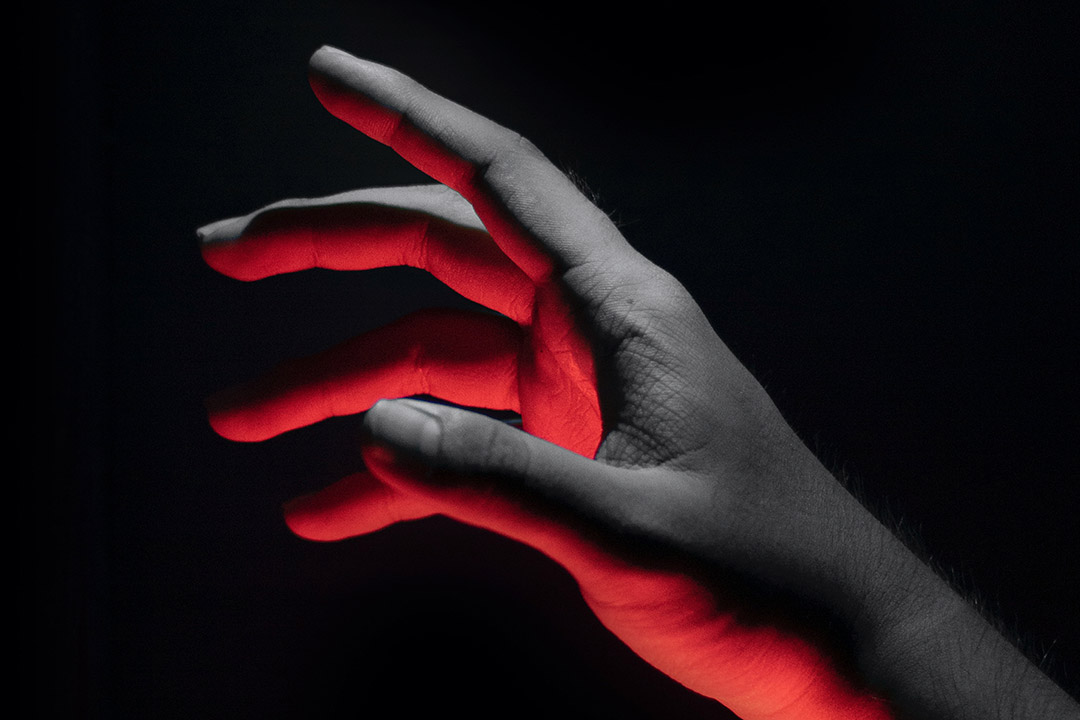 hand in rotem licht