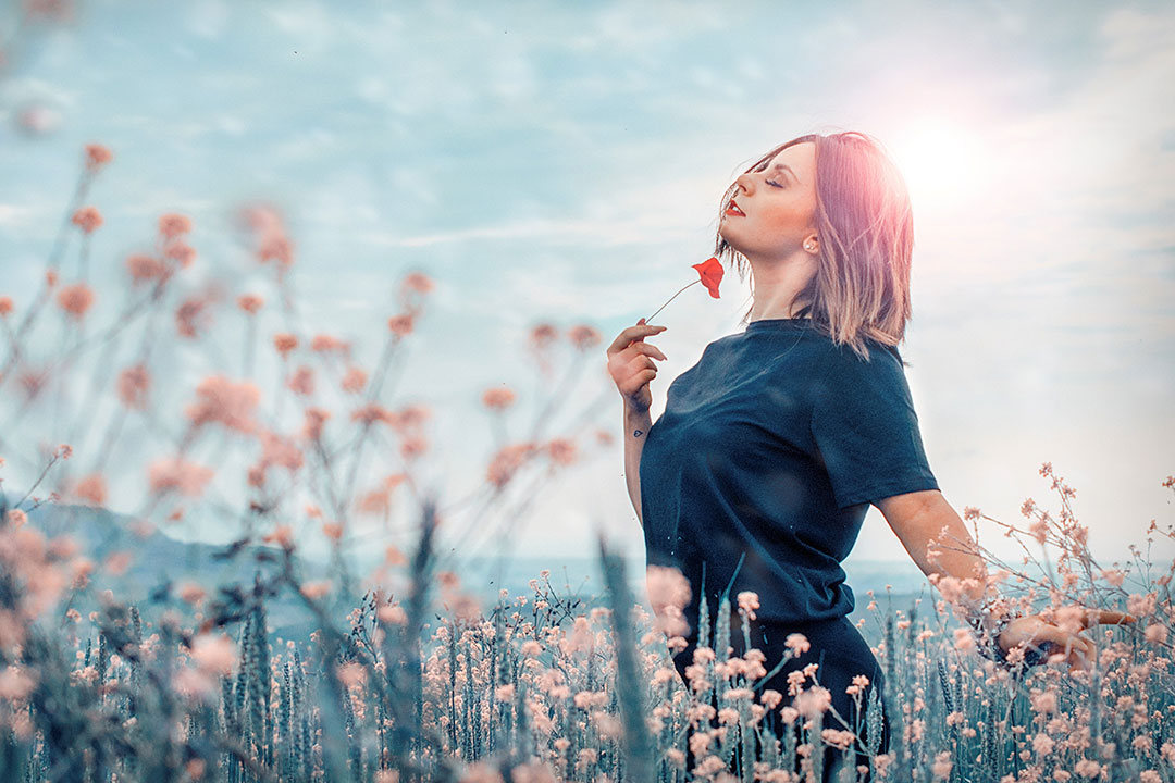 frau im blumenfeld
