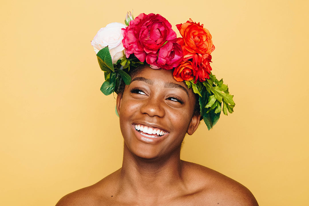 frau mit blumenkranz